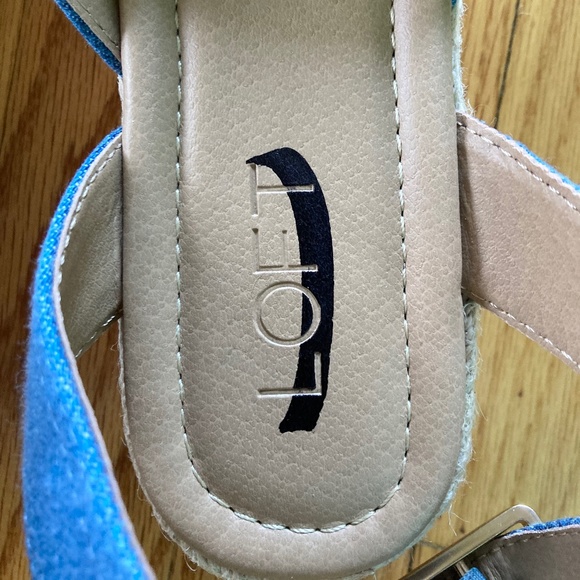 Women’s Ann Taylor LOFT denim chambray look wedge sandals with 1+3/4 inch heel - Picture 4 of 9